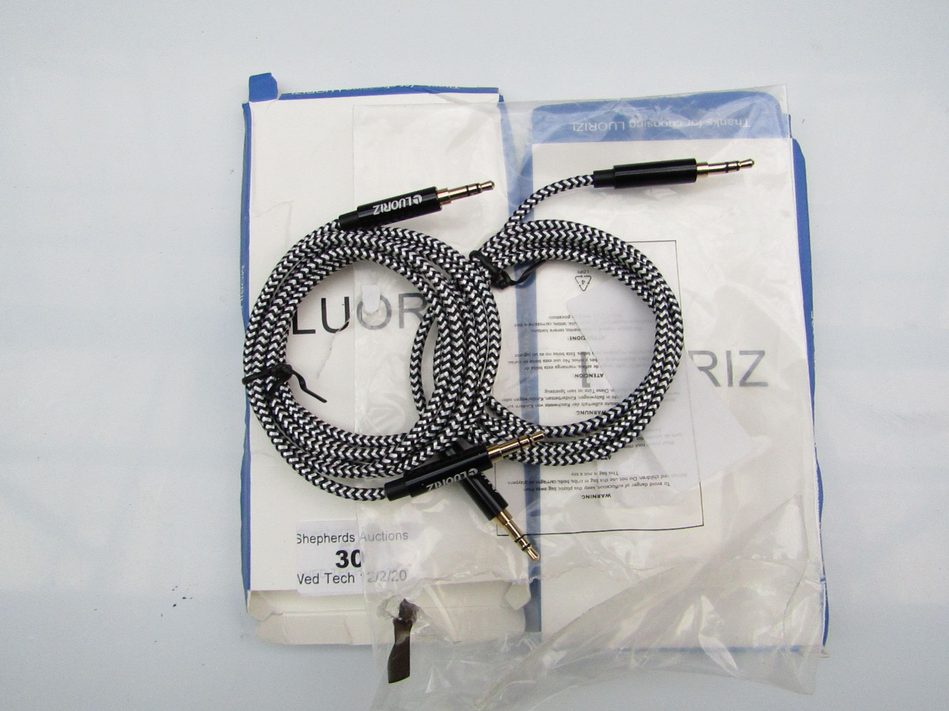 2x Luoriz AUX cable with a display port cable, untested.