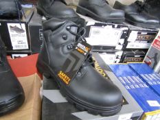 Regatta Crumpsall safety steel toe-cap boot, size 8, new and boxed.