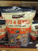 Kirkland Nuts & Berries with Pumpkin Seeds. 794g. Bb 12/19