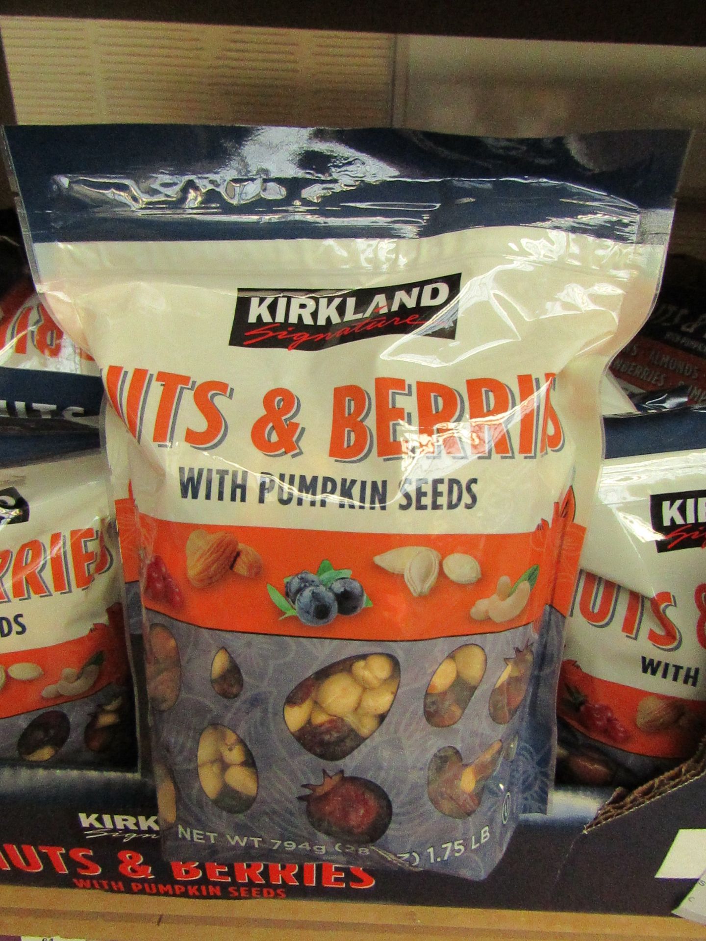 Kirkland Nuts & Berries with Pumpkin Seeds. 794g. Bb 12/19