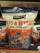 Kirkland Nuts & Berries with Pumpkin Seeds. 794g. Bb 12/19