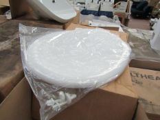 5x Unbranded Roca toilet seats, new and packaged.