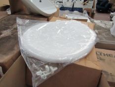 5x Unbranded Roca toilet seats, new and packaged.