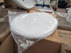 5x Unbranded Roca toilet seats, new and packaged.