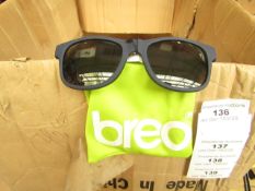 10x Breo glasses, designs may vary, new and boxed.