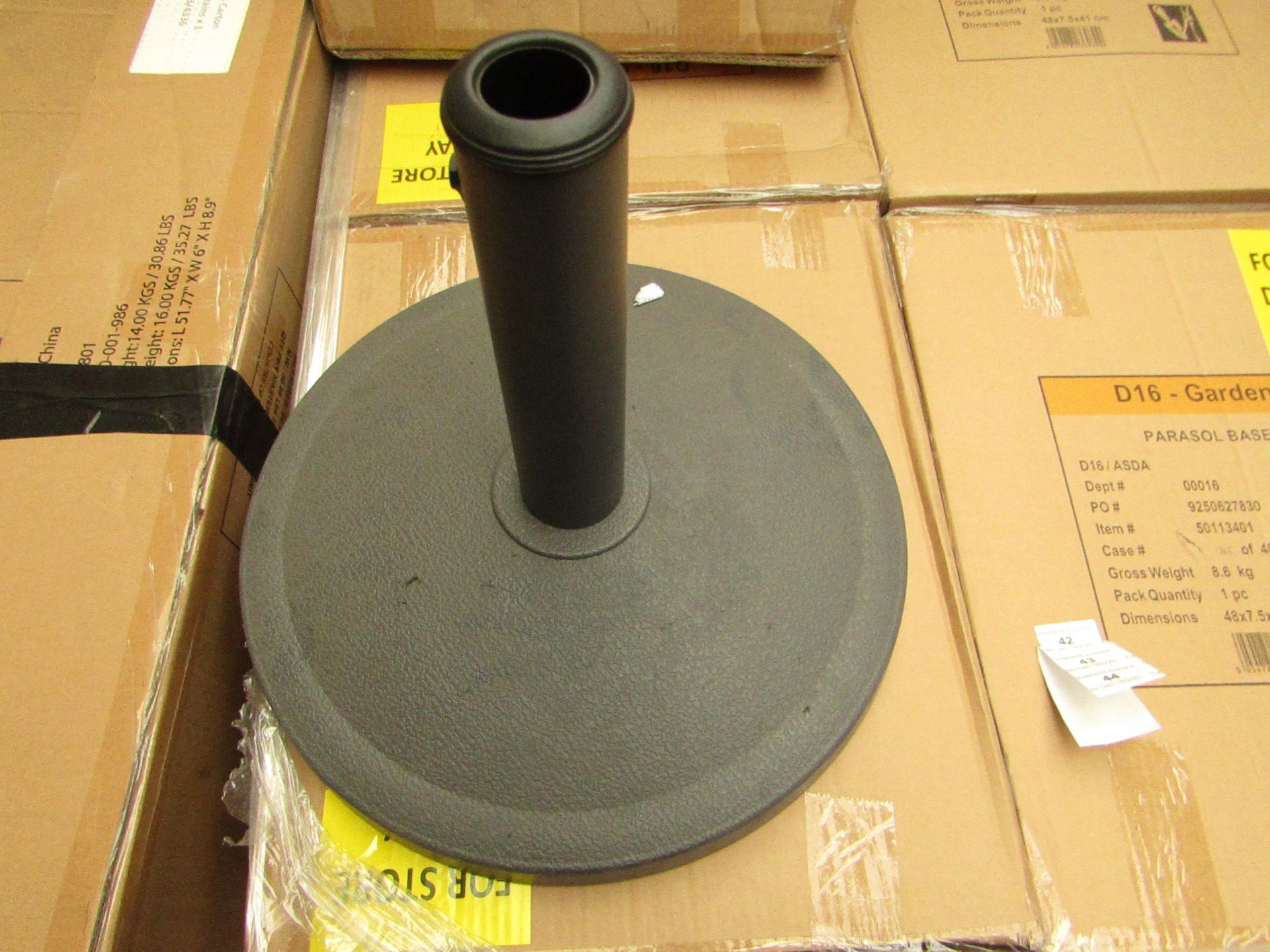 8kg Universal Parasol base. New & Boxed