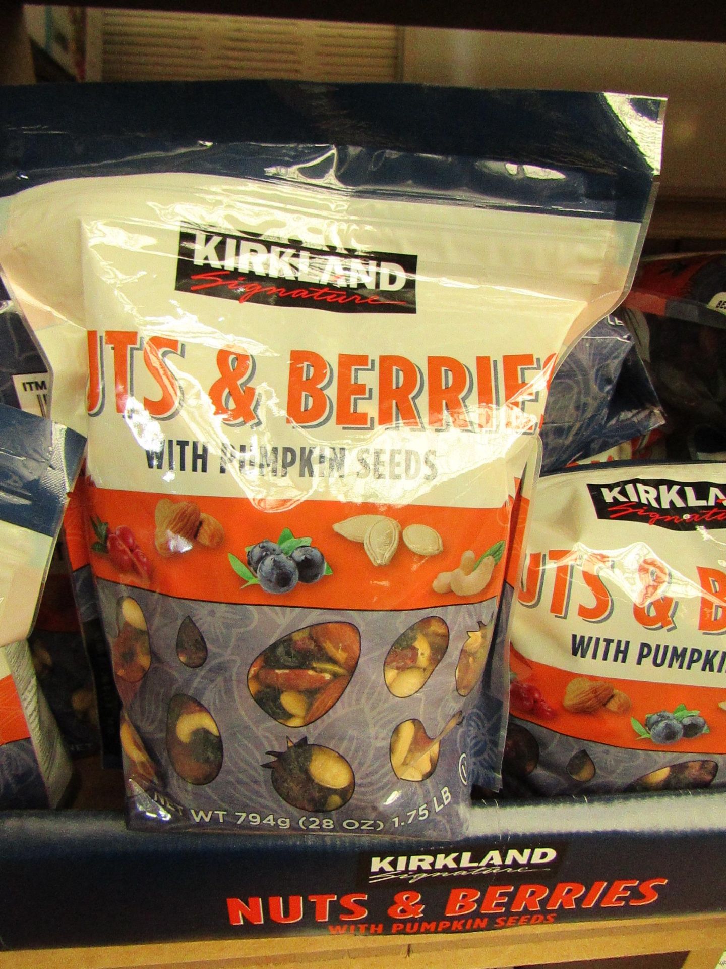 Kirkland Nuts & Berries With Pumpkin Seeds. 794g. BB 4/12/19