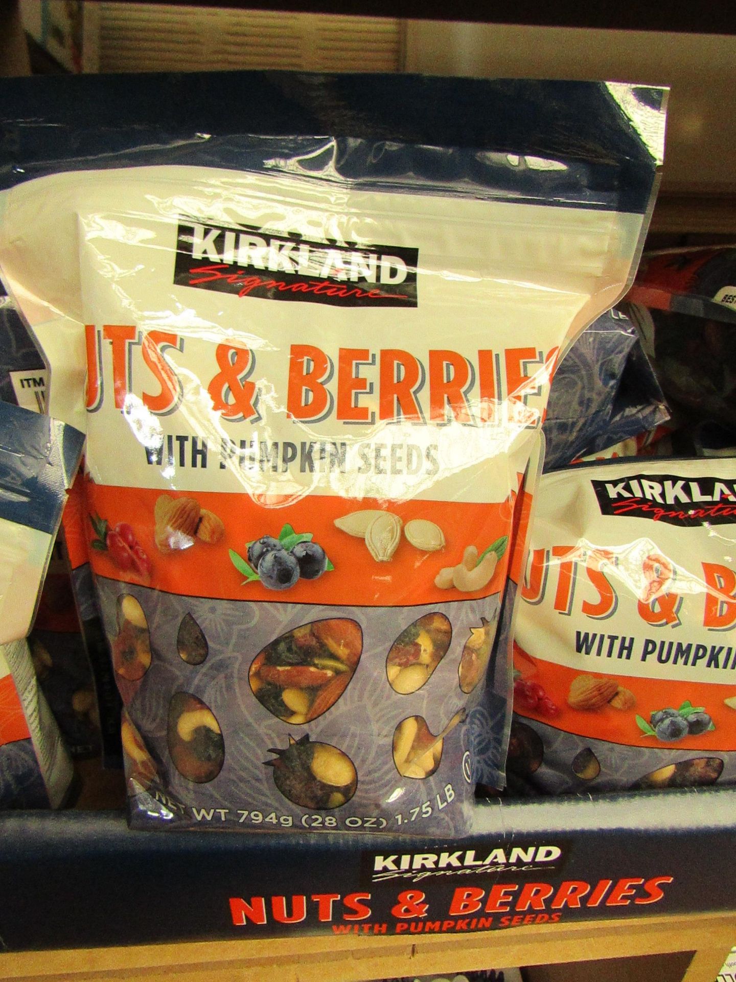 Kirkland Nuts & Berries With Pumpkin Seeds. 794g. BB 4/12/19