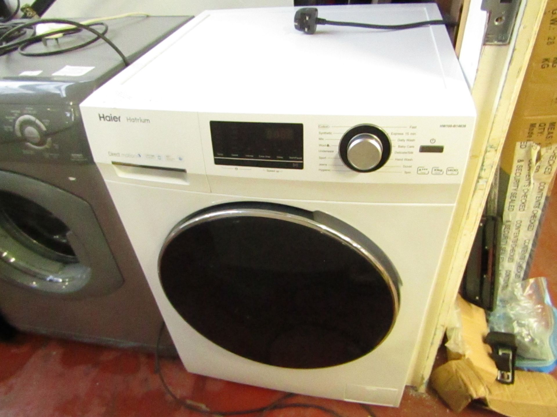 Haier Hatrium HW100-B14636 10KG washing machine, Powers on and Spins.