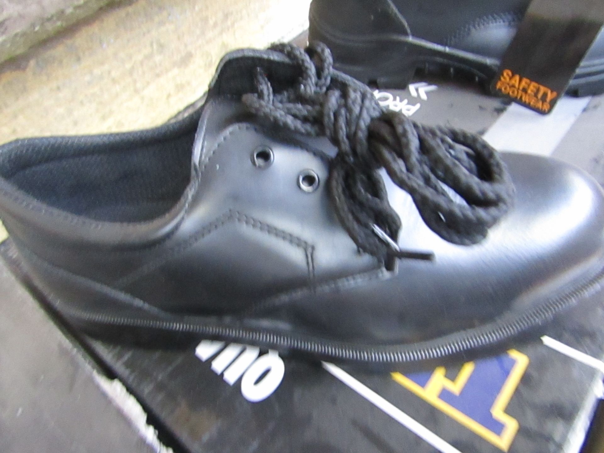 Capps safety steel toe-cap shoes, size 8, new and boxed.