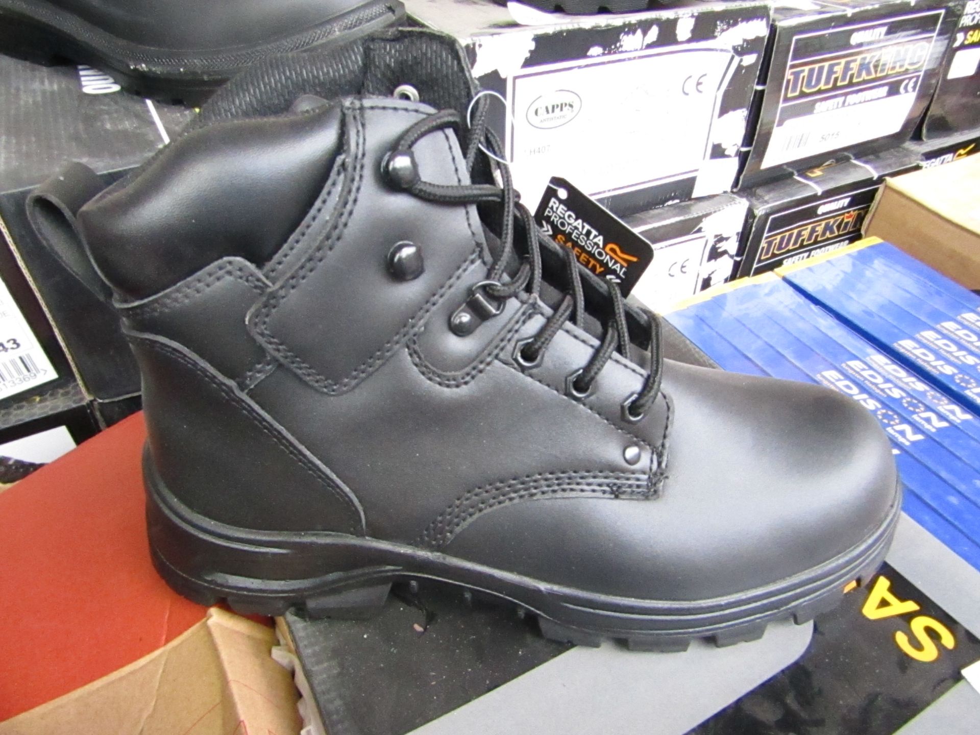 Regatta Crumpsall safety steel toe-cap boot, size 8, new and boxed.