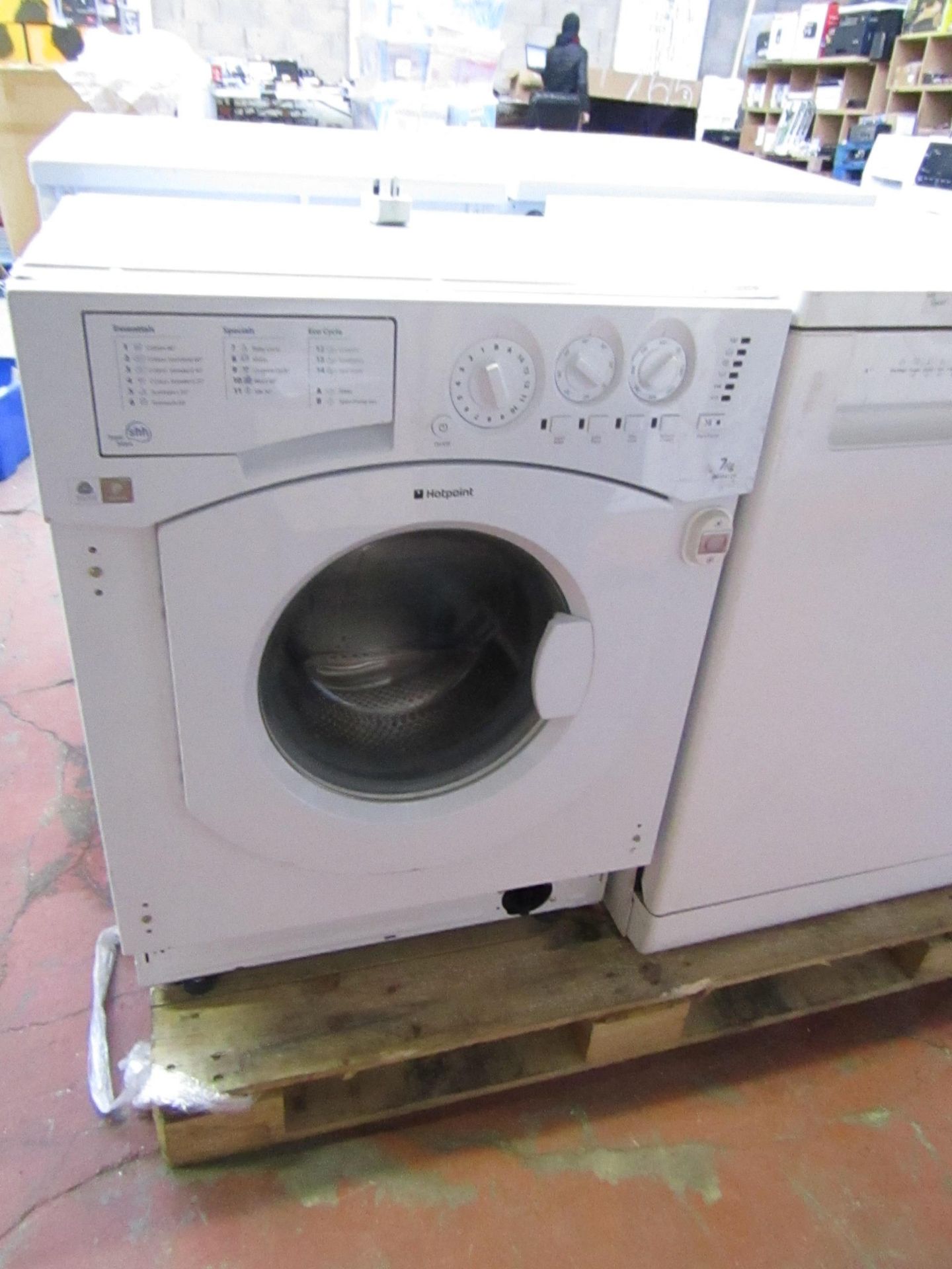 Hotpoint intergrated 7Kg washing machine, powers on and spins but has a loose drum.