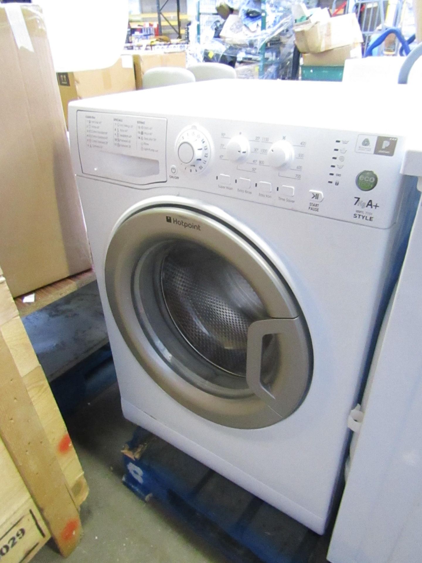 Hotpoint Style 7Kg washing machine, powers on and spins.