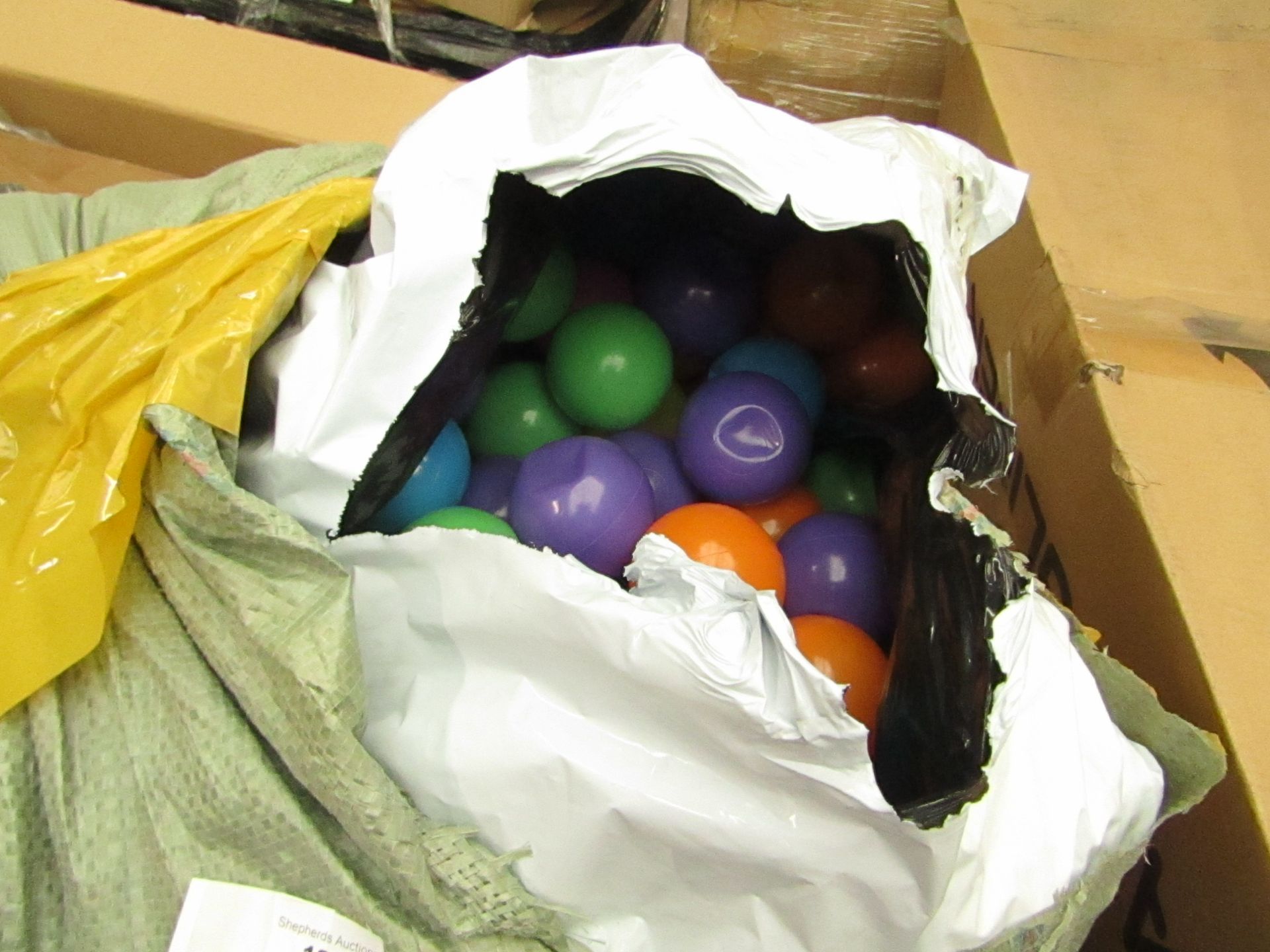 Pack of approx 100 Plastic Play/Ball Pond Balls new