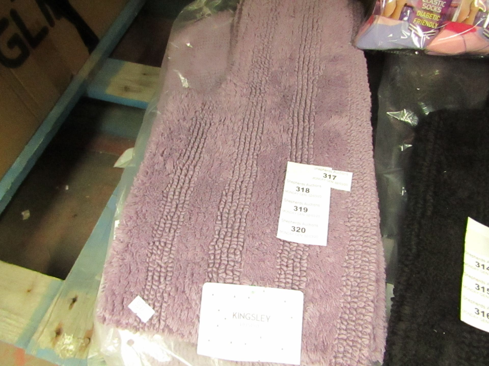 2 x Kingsley Pedastal mats in Lilac. New & Packaged