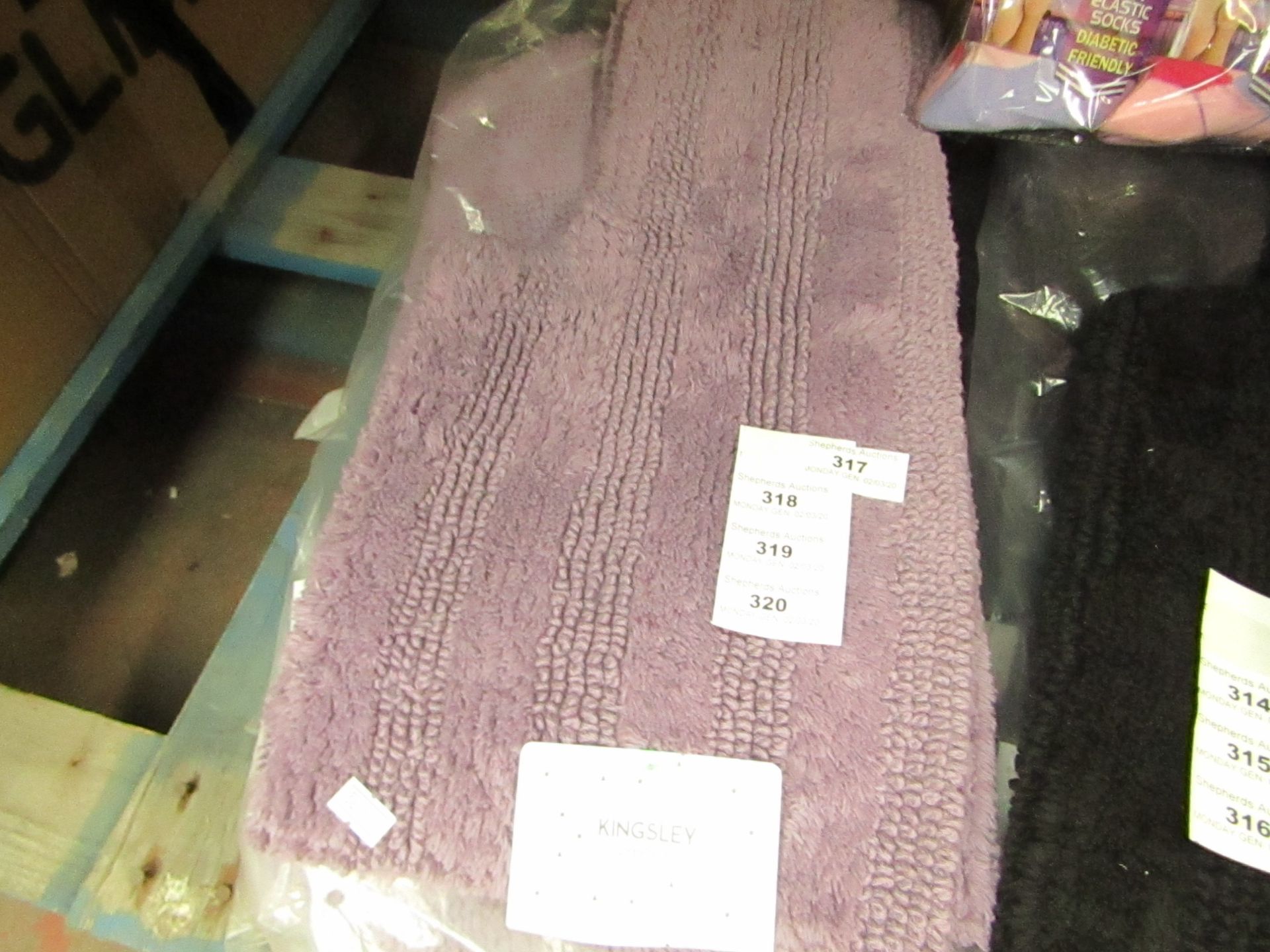 2 x Kingsley Pedastal mats in Lilac. New & Packaged