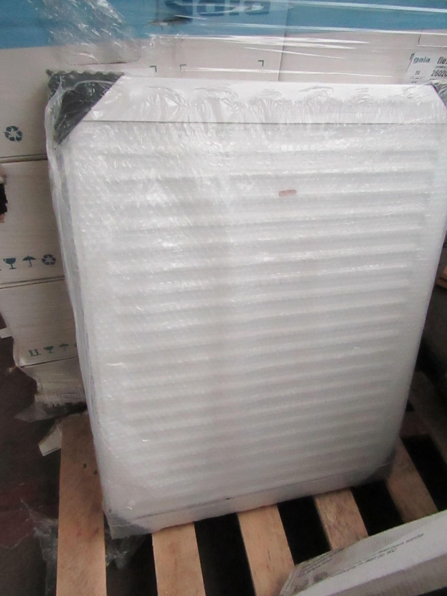 White unbranded radiator, still sealed, 800x630mm