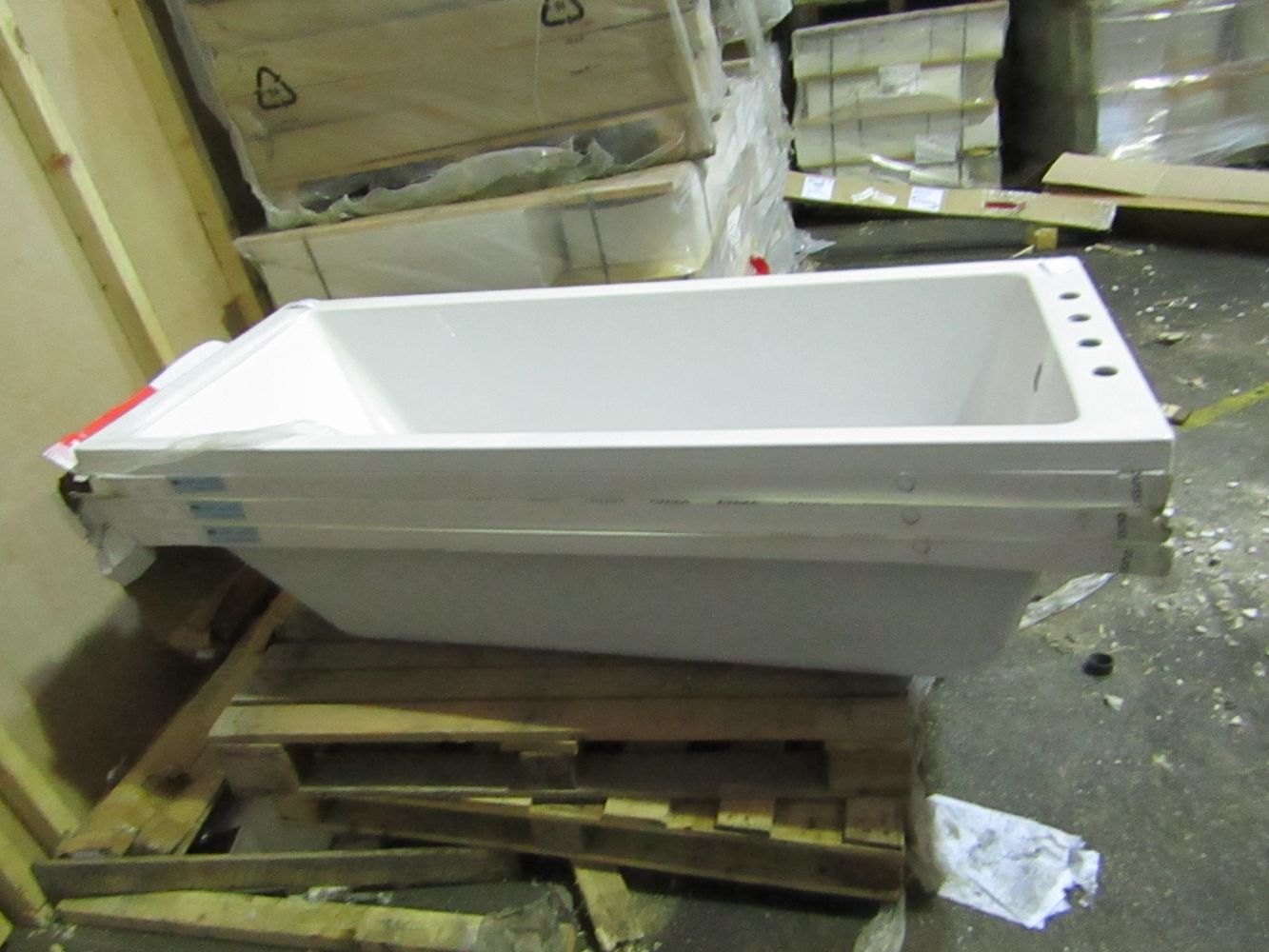 Pallets of Sinks, Pedestals and Cisterns from Lecico and more.