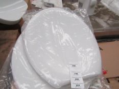 5x Unbranded Roca toilet seats, new and packaged.