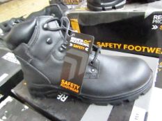 Regatta Crumpsall safety steel toe-cap boot, size 8, new and boxed.