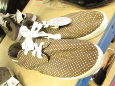 Trespass Ladies Kahki Canvas Shoes size 7 new with tag