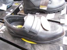 Capps safety steel toe-cap shoes, size 6, new and boxed.