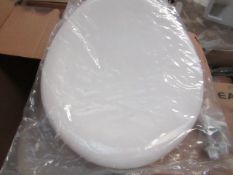 5x Unbranded Roca toilet seats, new and packaged.