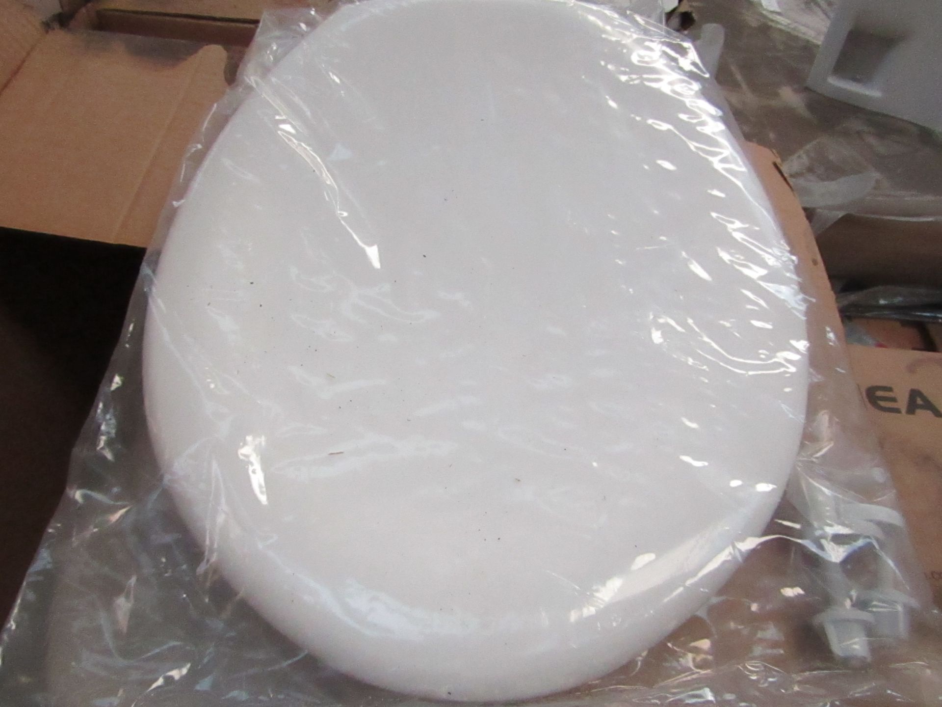 5x Unbranded Roca toilet seats, new and packaged.