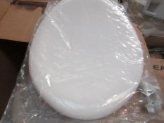 5x Unbranded Roca toilet seats, new and packaged.