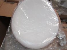 5x Unbranded Roca toilet seats, new and packaged.