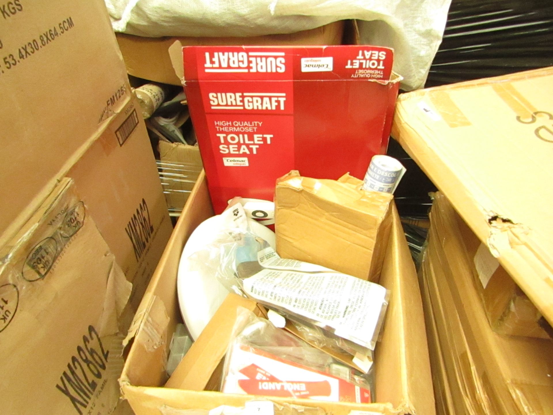 Box of Approx 15x Various Items From: Toilet Seats, Automotive Parts, Small Carpets Etc.