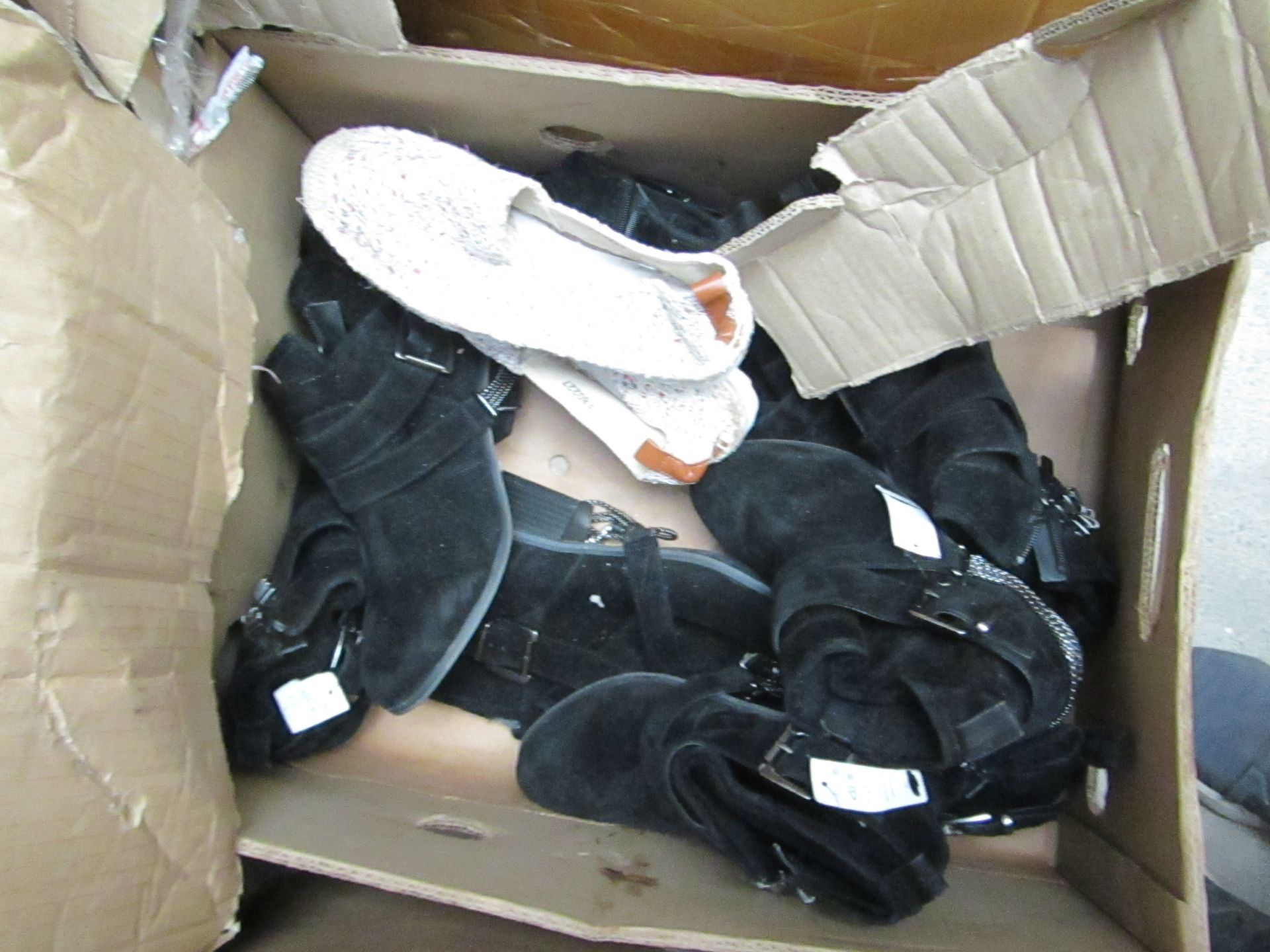 5x pairs of Boots and shoes, all various sizes and styles, all unchecked and unboxed