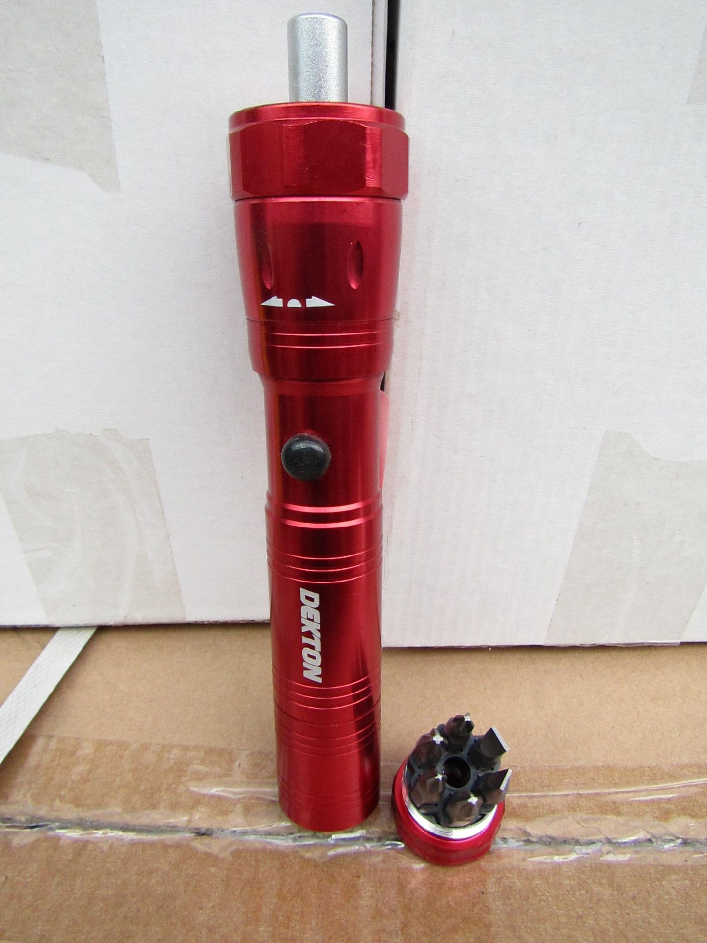 1x Dekton 6 LED ratchet torch with 6 Screw driver Bits in the base, new