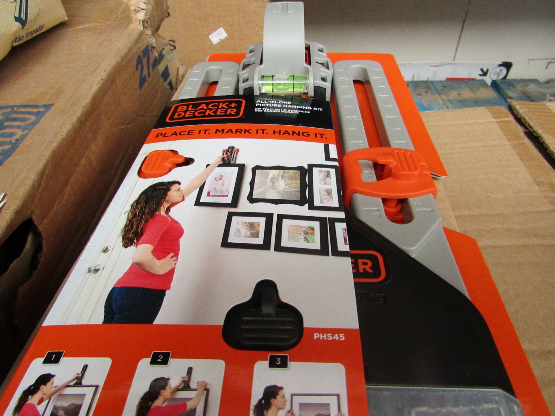 Black and Decker all in one hanging picture kit -New & Packaged.