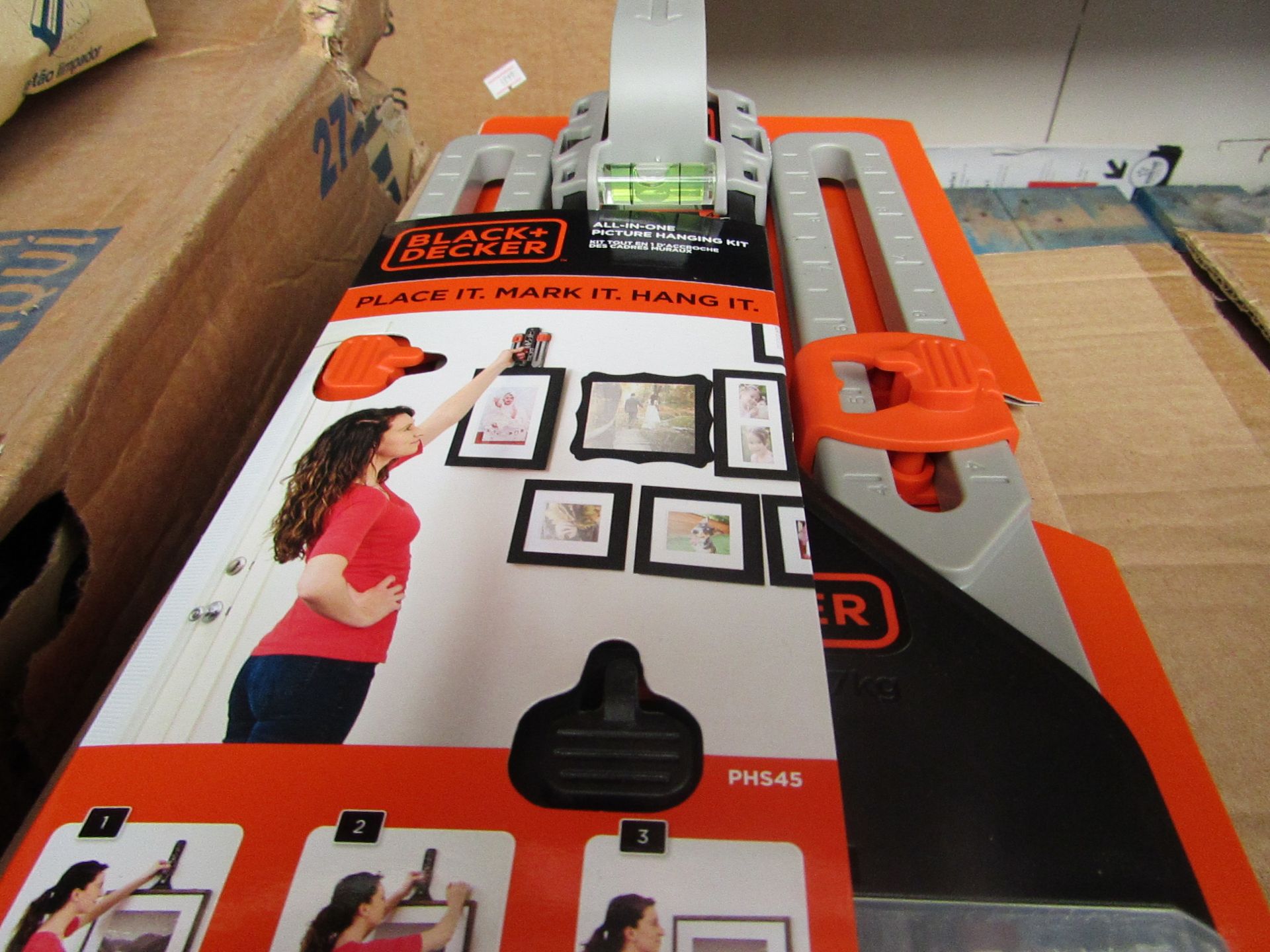 Black and Decker all in one hanging picture kit -New & Packaged.