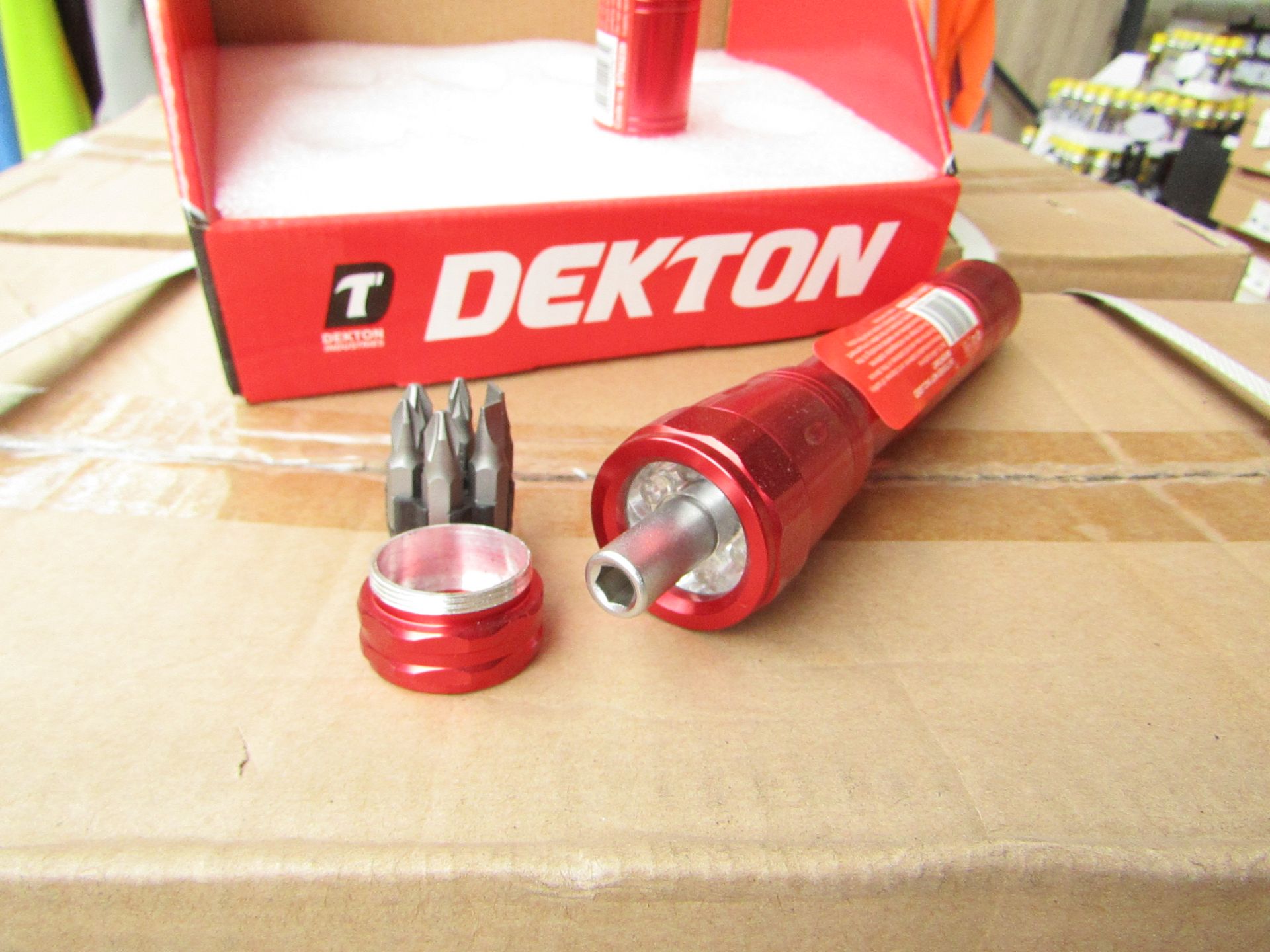 1x Dekton 6 LED ratchet torch with 6 Screw driver Bits in the base, new