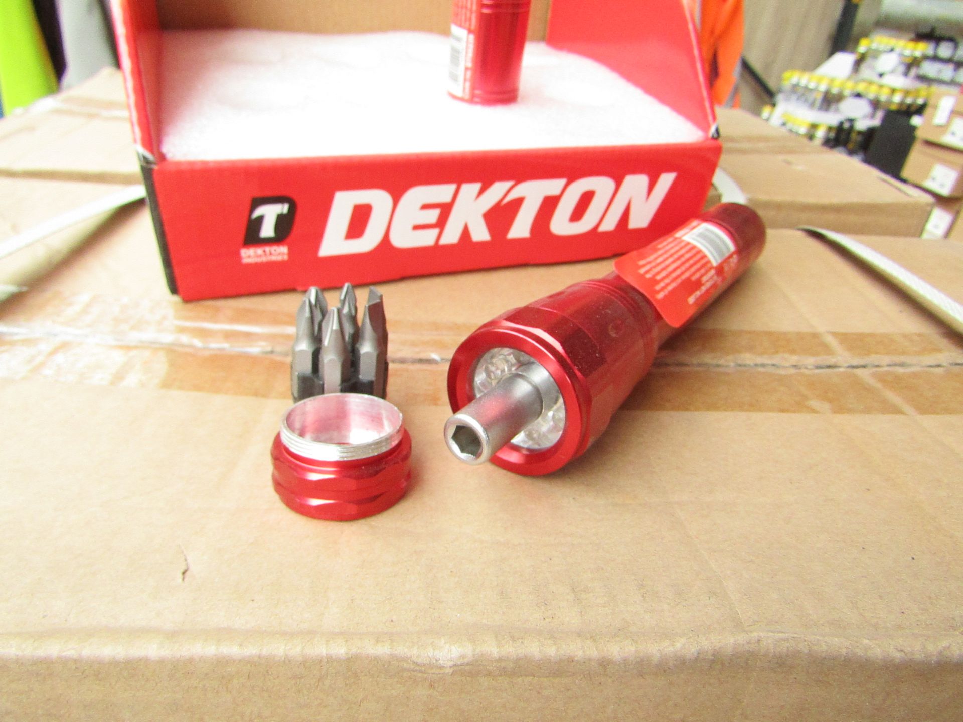 1x Dekton 6 LED ratchet torch with 6 Screw driver Bits in the base, new