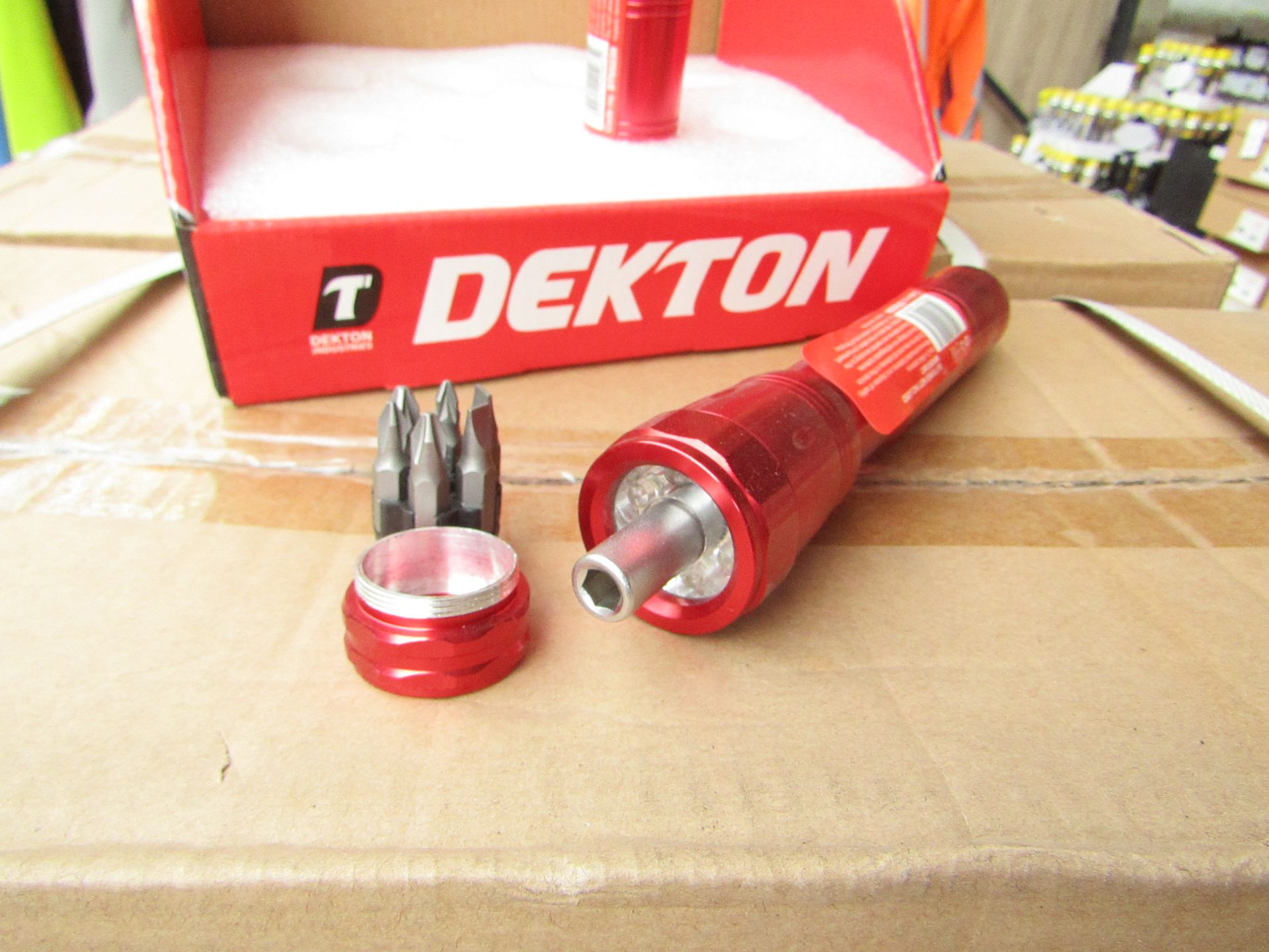 1x Dekton 6 LED ratchet torch with 6 Screw driver Bits in the base, new