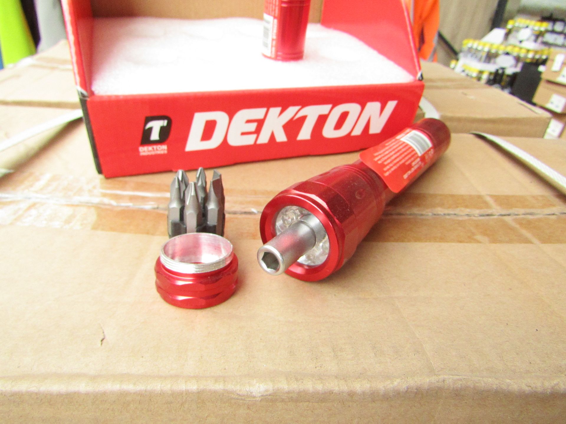 1x Dekton 6 LED ratchet torch with 6 Screw driver Bits in the base, new