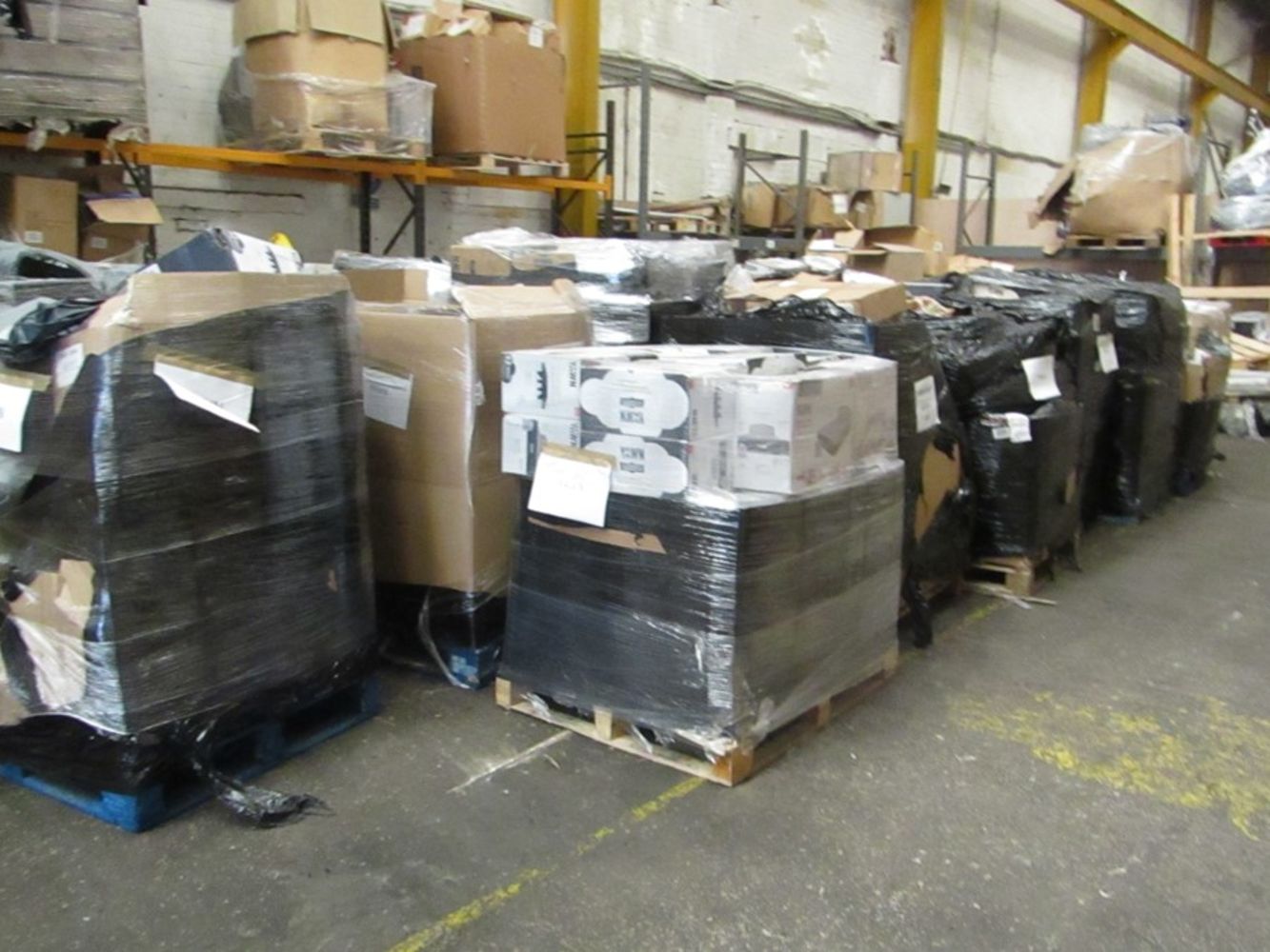 New delivery, Pallets of raw return  Air beds in various Sizes.