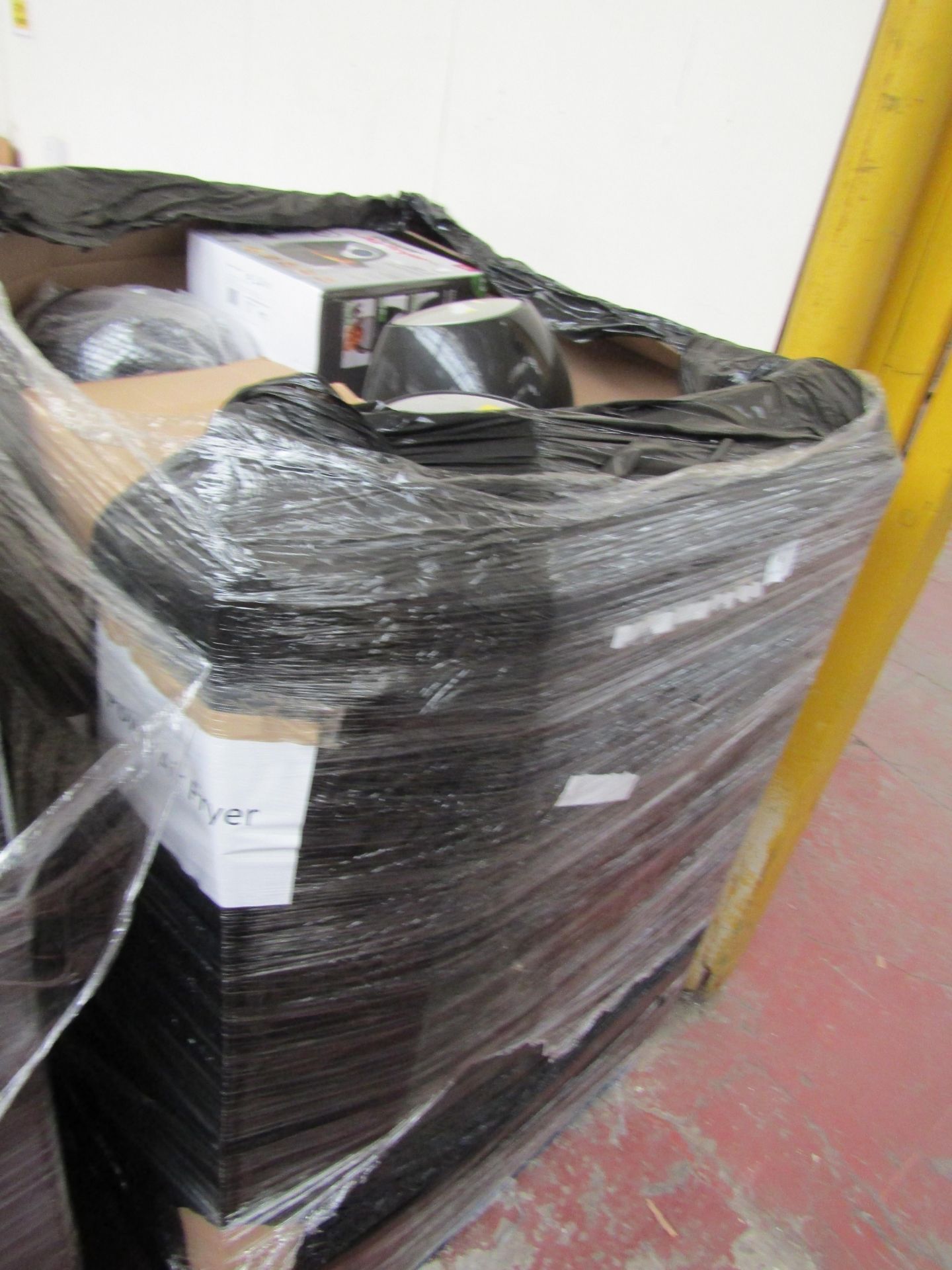 | 1X | UNMANIFESTED PALLET OF MIXED BOXED, LOOSE AND NON ORIGiNAL BOX AIR FRYERS, COULD CONTAIN A