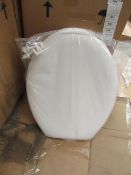 5x Unbranded Roca toilet seats, new and packaged.