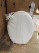 5x Unbranded Roca toilet seats, new and packaged.