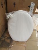 5x Unbranded Roca toilet seats, new and packaged.