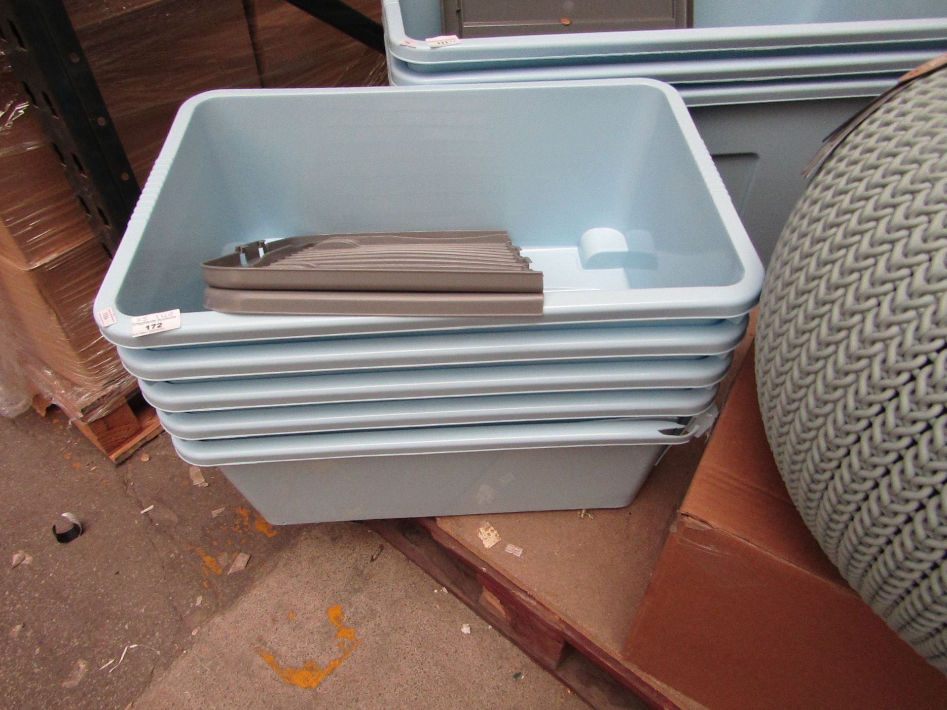 4 x Strorage Boxes with only 1 lid,1box is slightly damaged on corner 59cm x 39cm x 25cm.