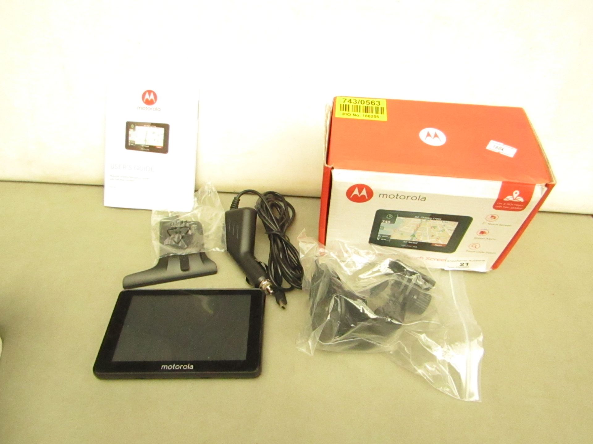 Motorola Xplore500 Sat Nav 5". Comes with Accessories & User Manual. Powers on