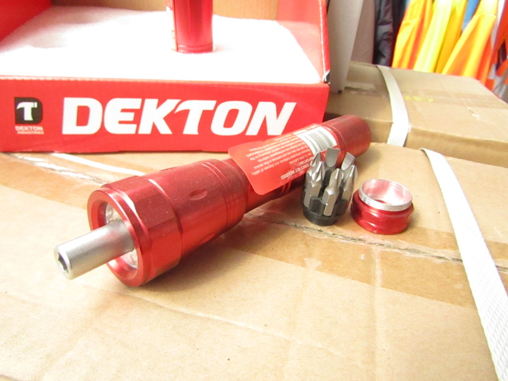 1x Dekton 6 LED ratchet torch with 6 Screw driver Bits in the base, new