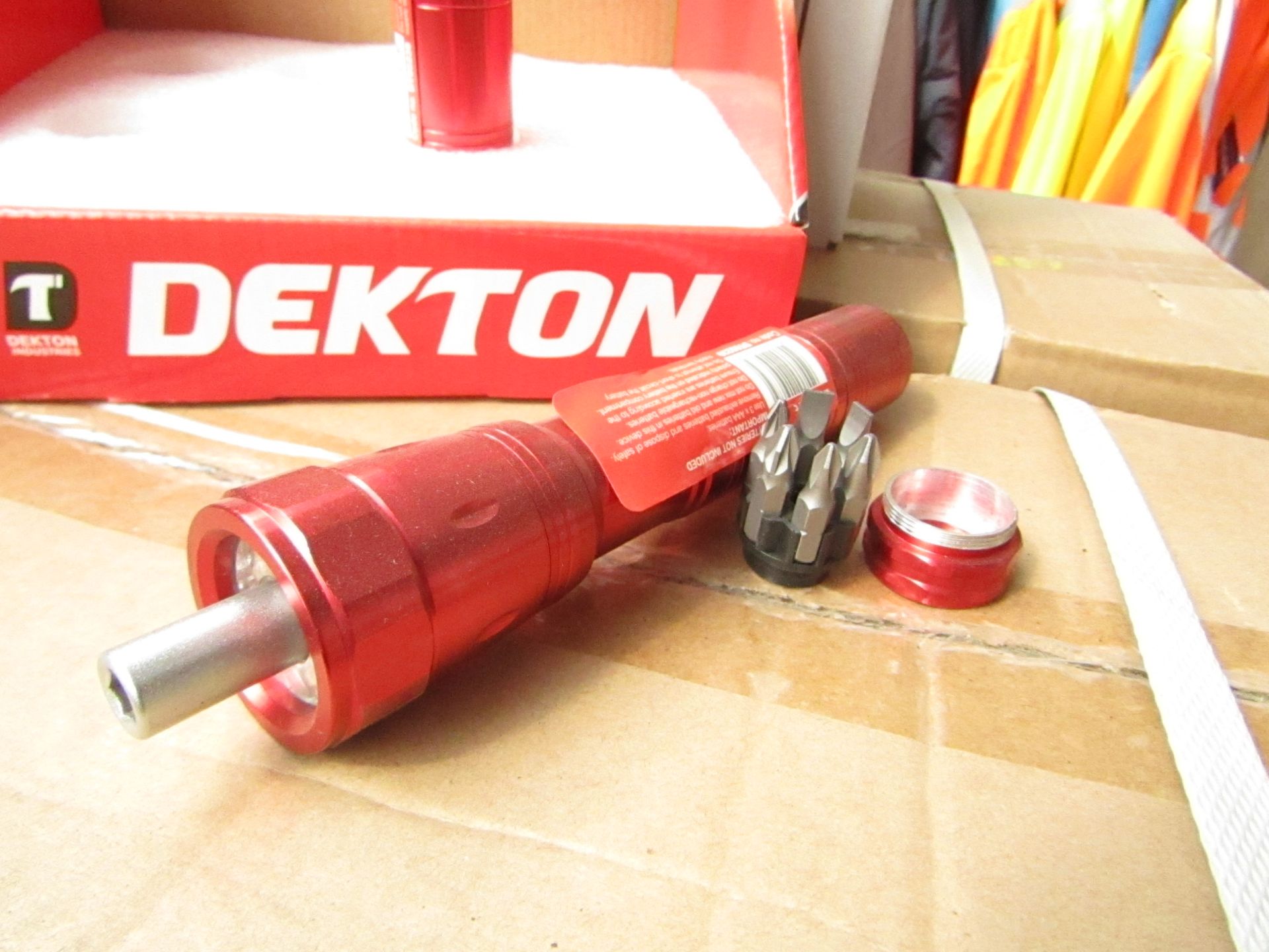 1x Dekton 6 LED ratchet torch with 6 Screw driver Bits in the base, new