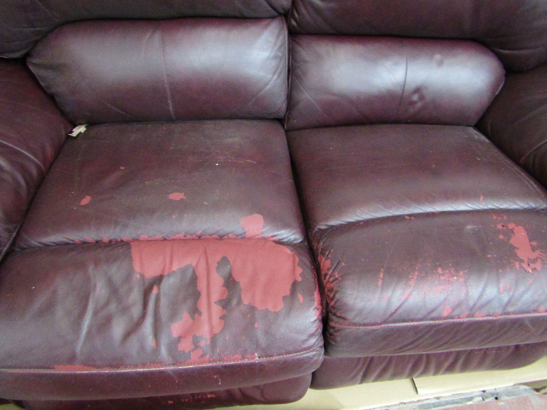 Lazy Boy Oxblood sofa set, includes 2 arm chairs and a 2 seater sofa all have issue with the - Image 4 of 4