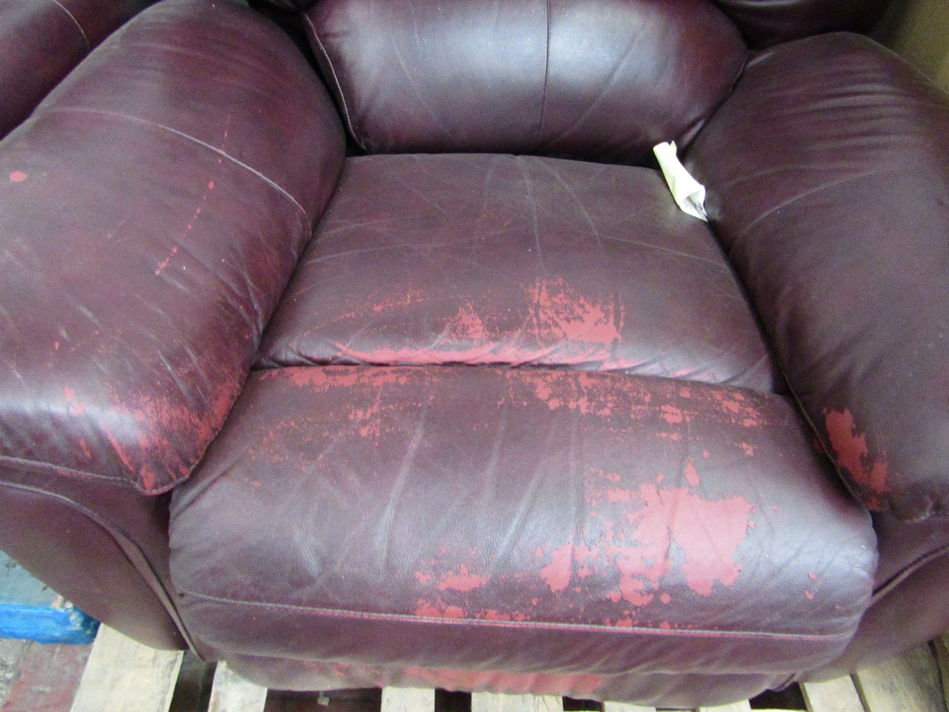 Lazy Boy Oxblood sofa set, includes 2 arm chairs and a 2 seater sofa all have issue with the - Image 3 of 4